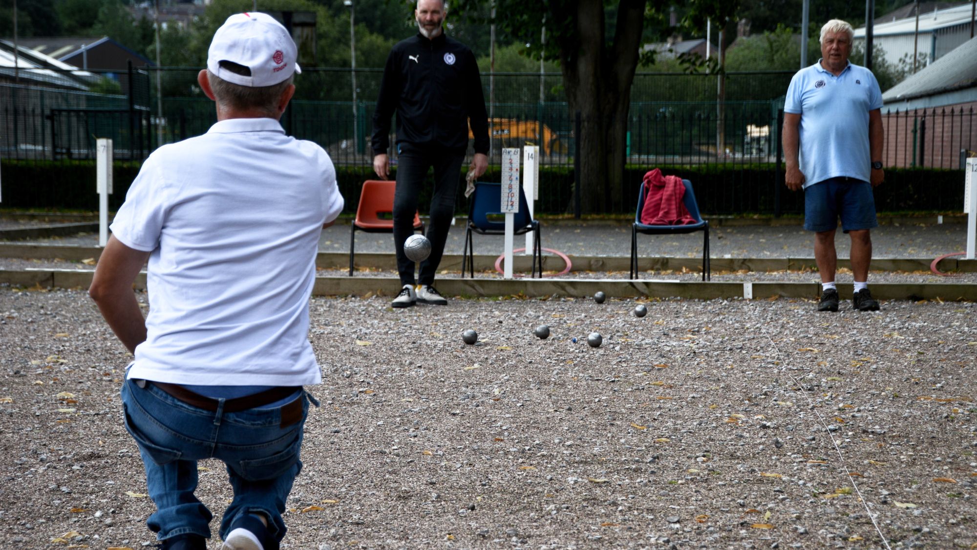 Pétanque player pointing from the circle
