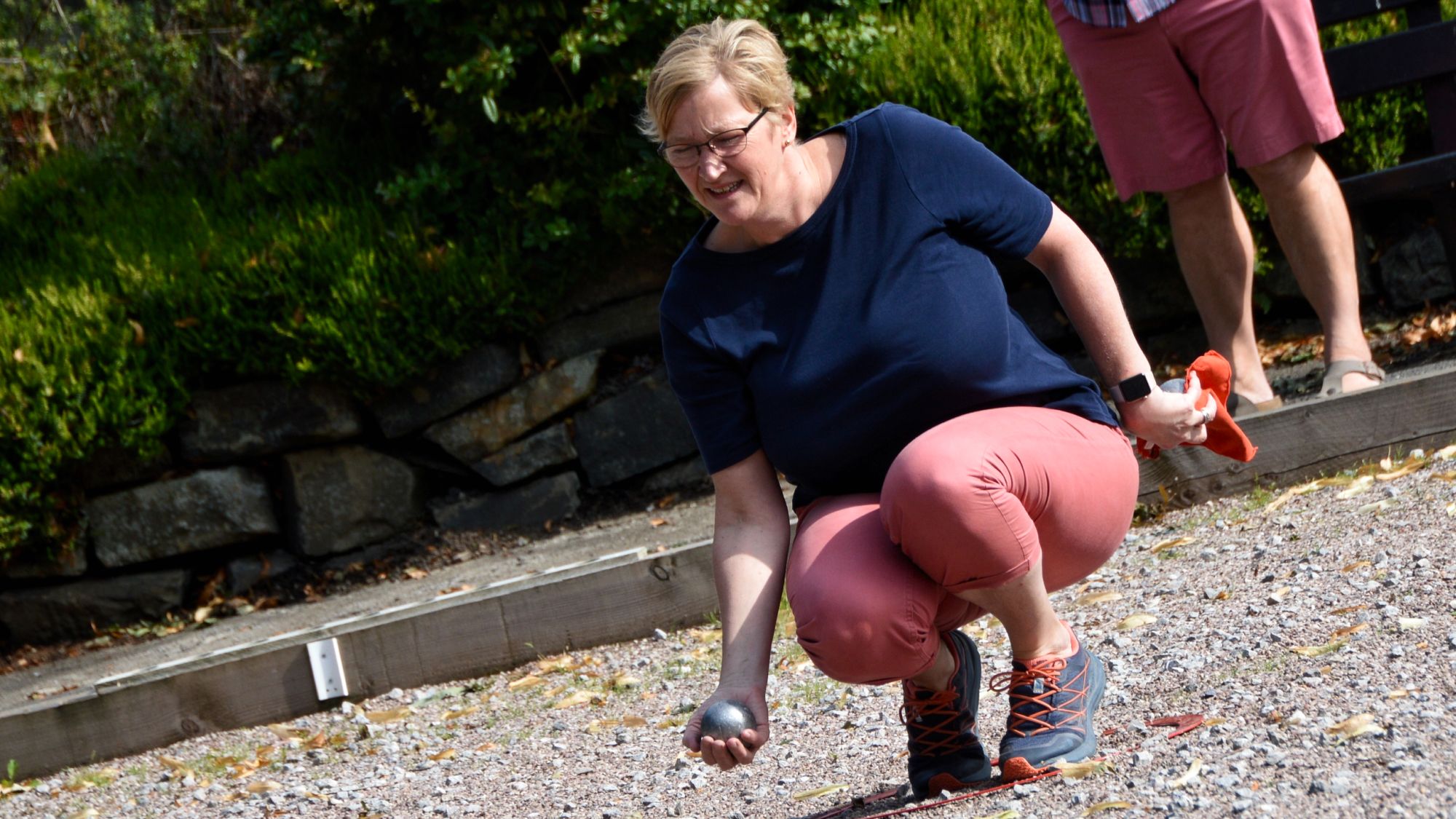 Pétanque player pointing